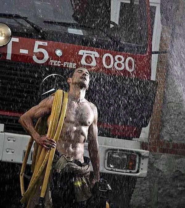 hot_firemen_04.webp