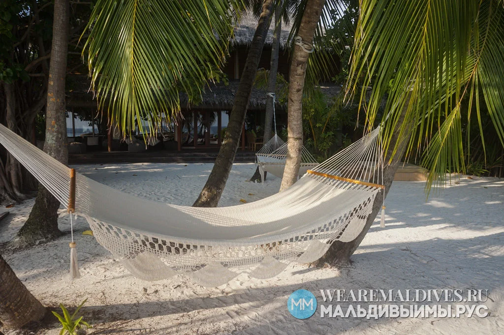 Huvafen-Fushi-Maldives-gamak-pesok-palmy-DSC05499-1024x681.webp
