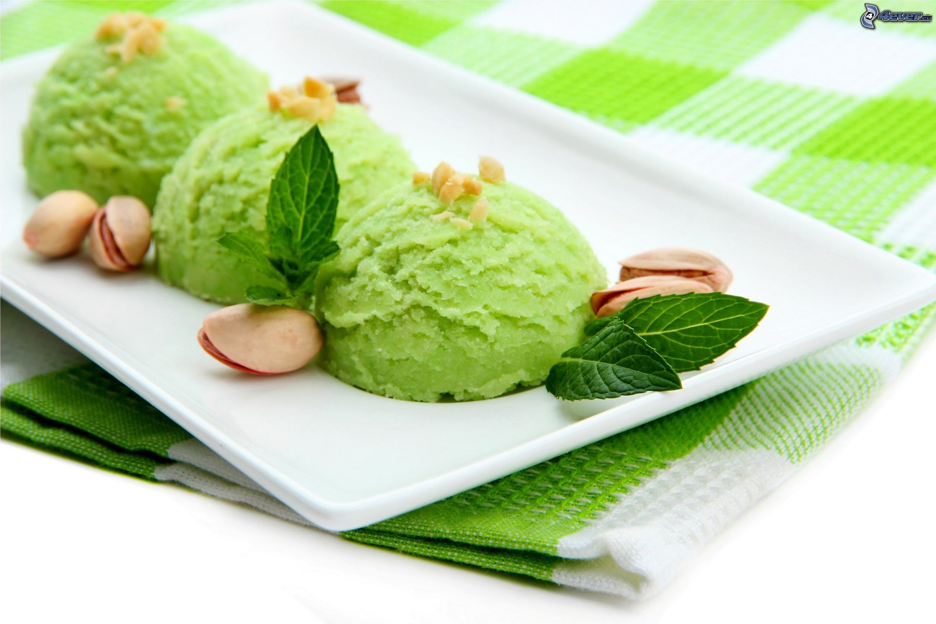 ice-cream,-pistachios-230794.jpg