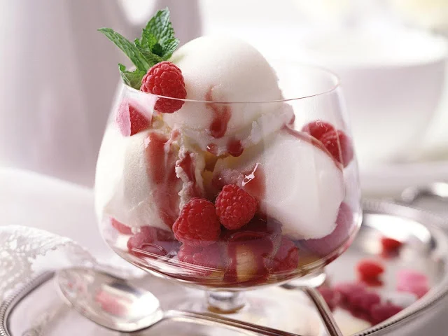 ice_cream_with_berries.webp