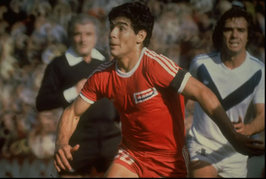 igrok-arhentinos-huniors-diego-maradona-1024x688.webp