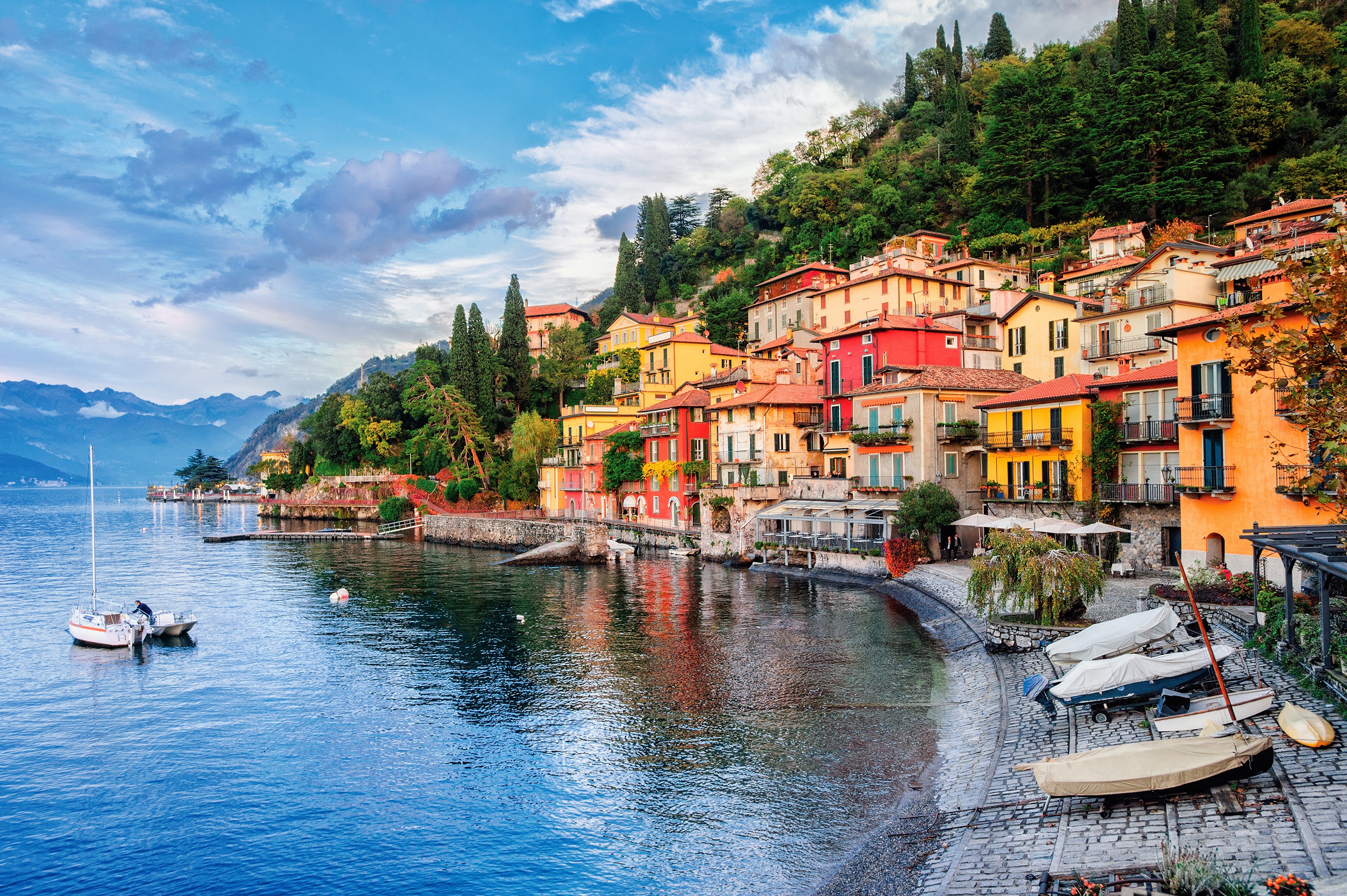 italiia-lake-como-milan-gory-ozero-bereg-lodki-doma-derevia.jpg