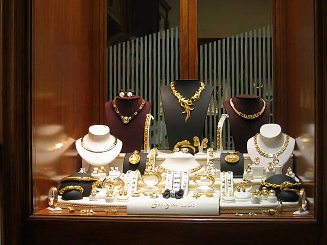 jewelry-window-display-84737.webp