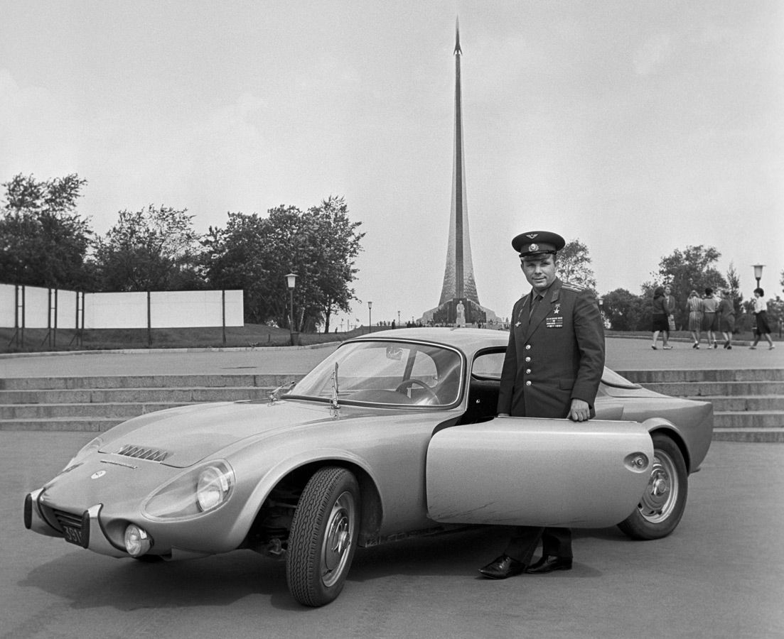 Юрий Гагарин со своим подарком от французов - спортивным автомобилем Matra Djet, 1965 г..jpg