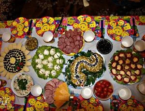 kak-krasivo-ukrasit-prazdnichnyj-stol_1.webp