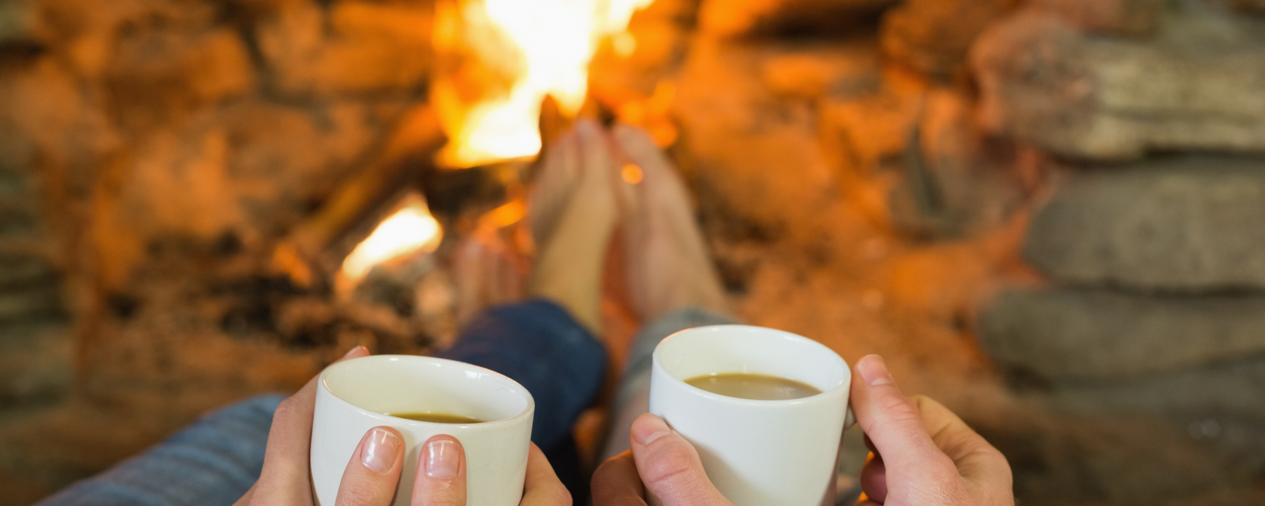 kamin-ochag-teplo-uiutno-dvoe-para-kofe-warm-cuppa-fireplace.jpg