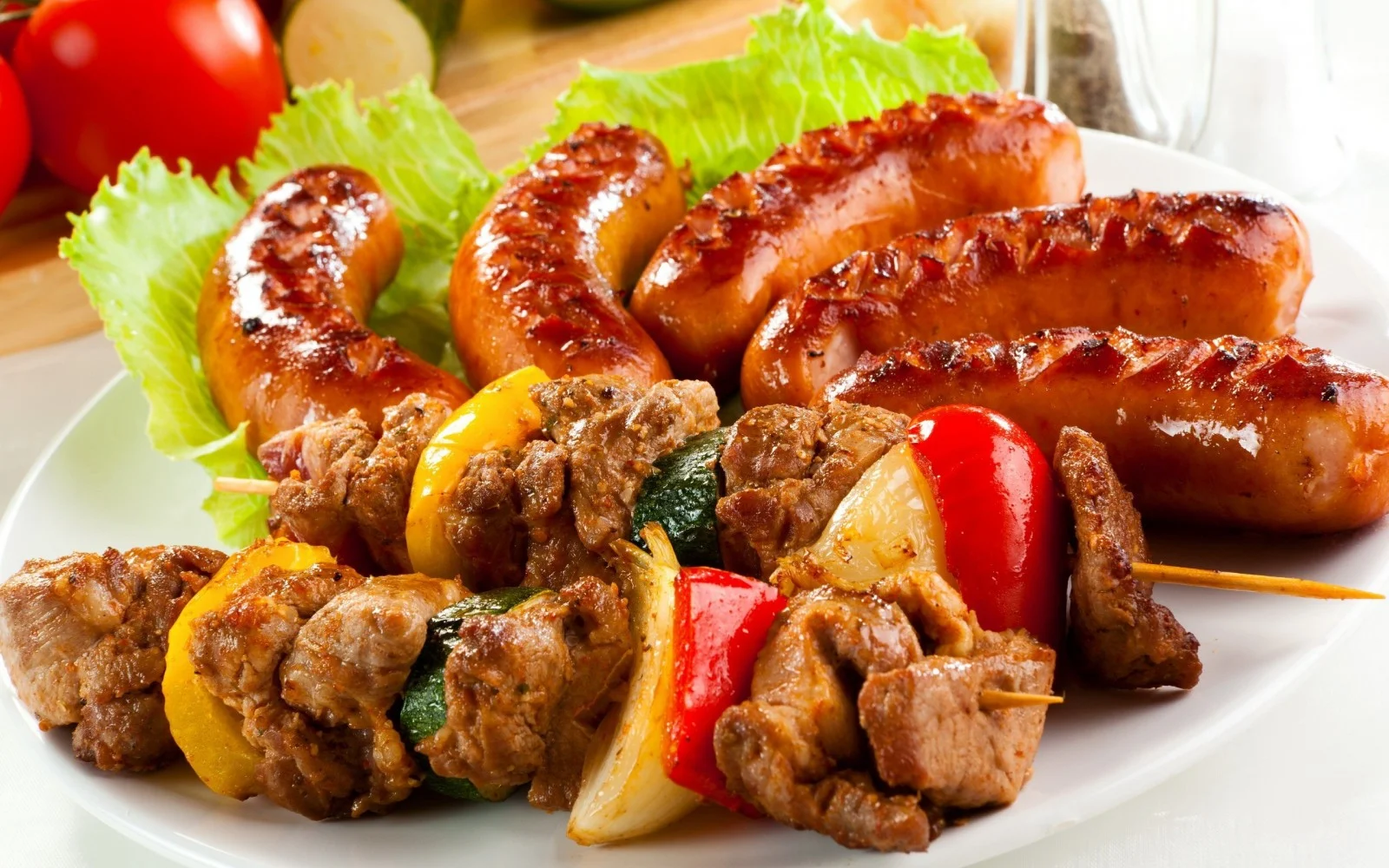 kebabs_sausages_fried_meat_vegetables-1041222.webp