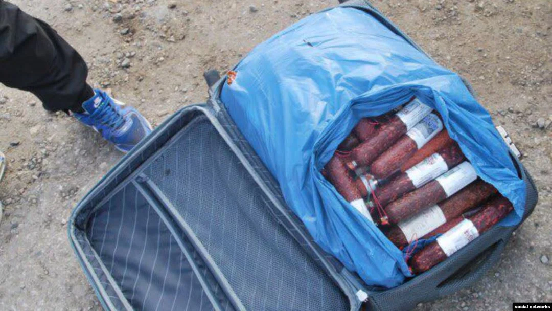 колбаса в чемодане.webp