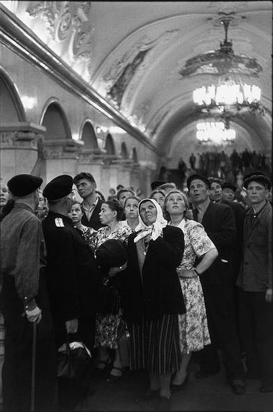 Колхозники на экскурсии в метро. 1954 год.jpg