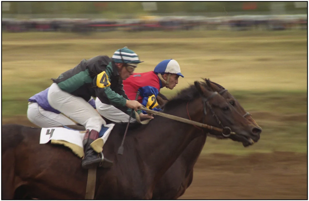 команды идут ноздря в ноздрю.webp