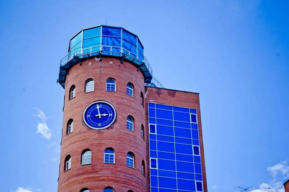 kondopoga-bashnia-s-chasami (1).webp