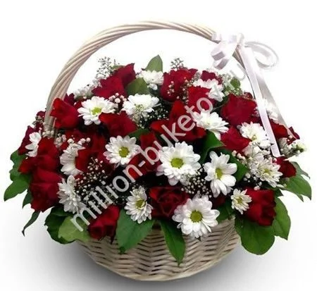 korzina-iz-krasnyh-roz-i-hrizantem.webp