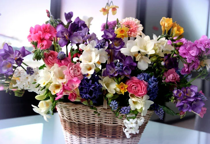 korzina-s-tsvetami.webp