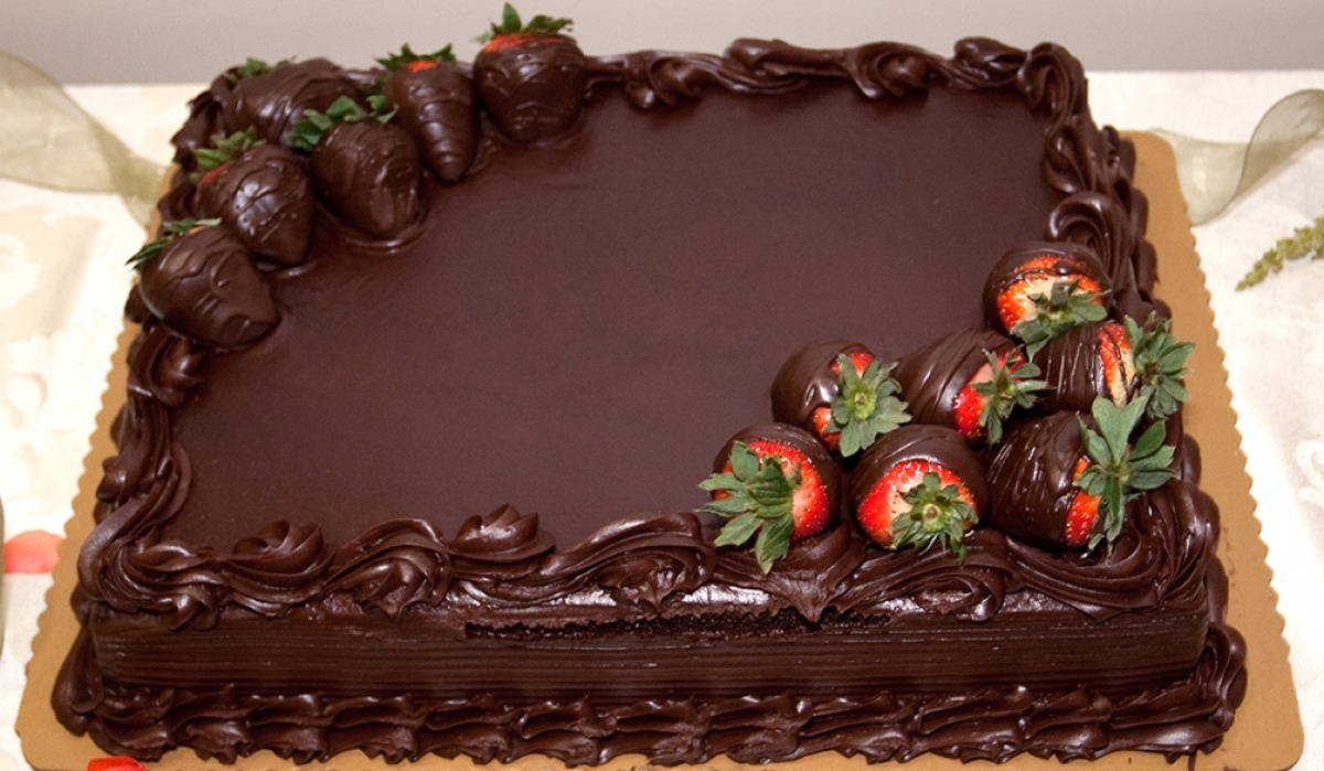 large-chocolate-birthday-cake-chocolate-covered-strawberry-grooms-cake-cake-theater.jpg