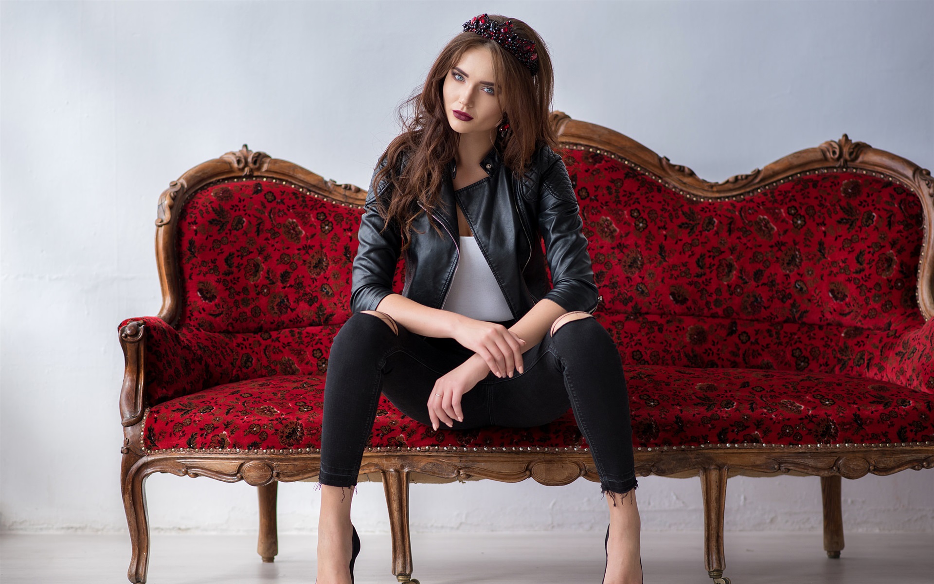 Leather-jacket-girl-sit-on-sofa_1920x1200.jpg