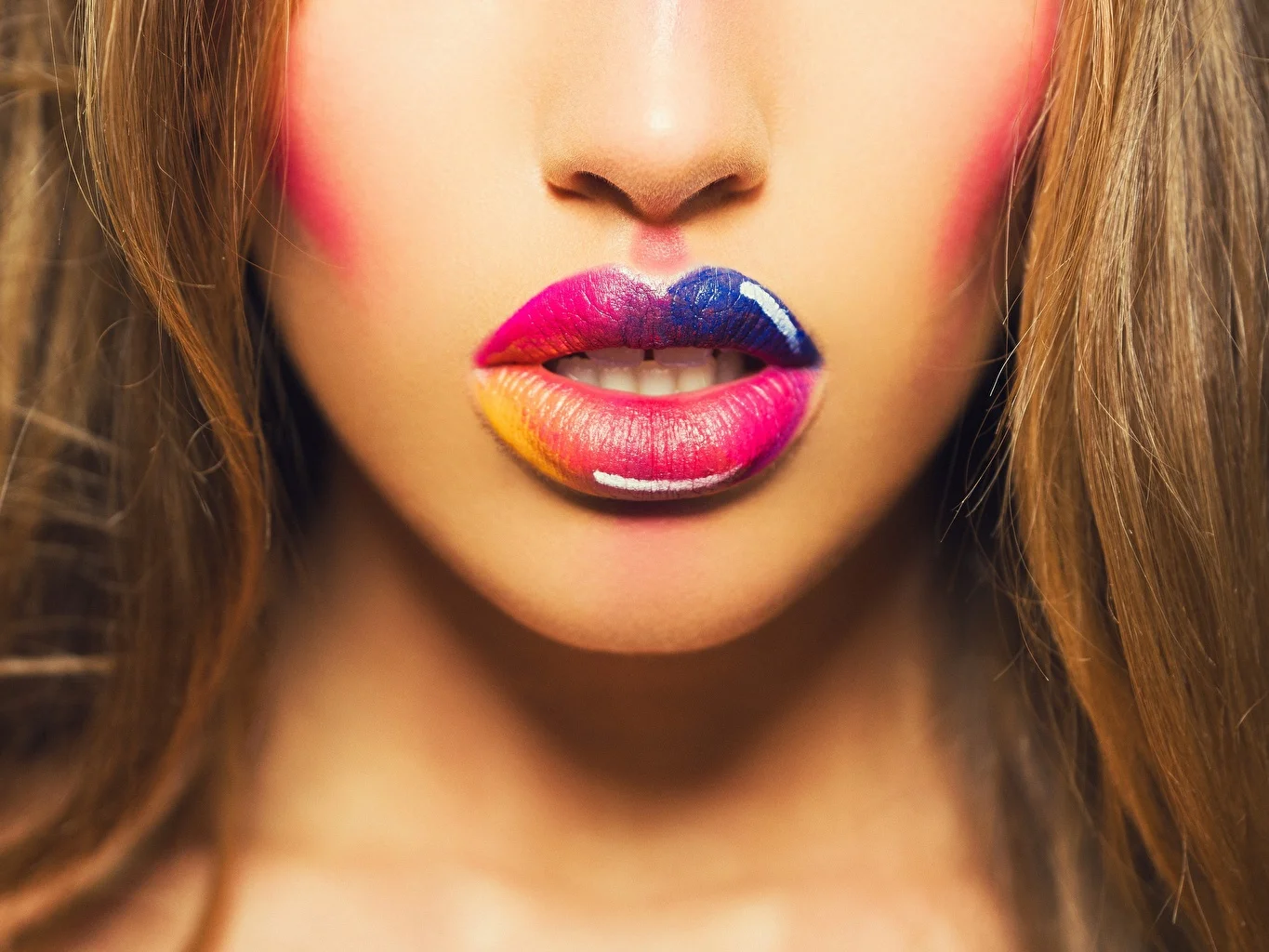 Lips_Closeup_Multicolor_524643_1365x1024.webp