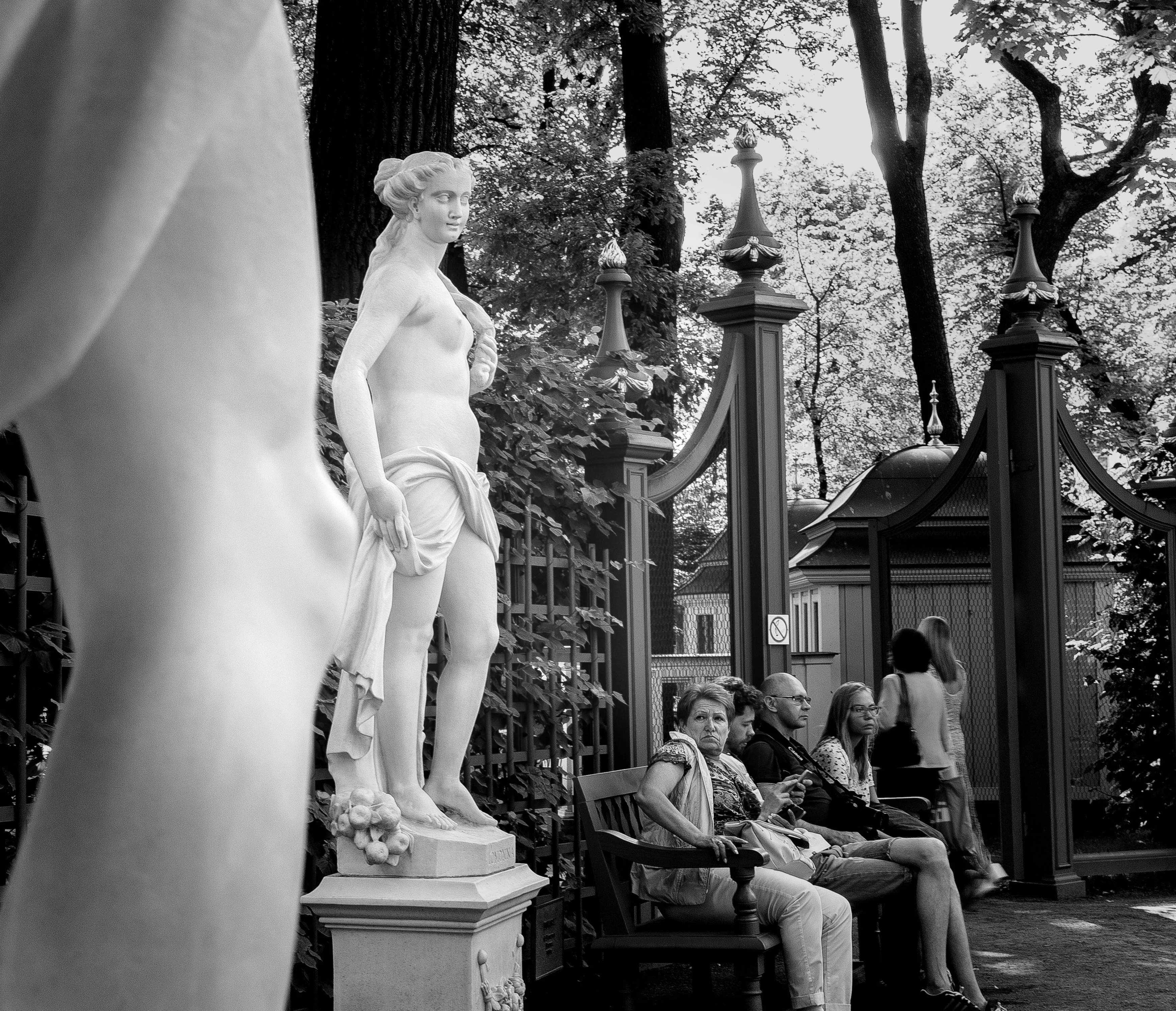 люид и статуи.webp