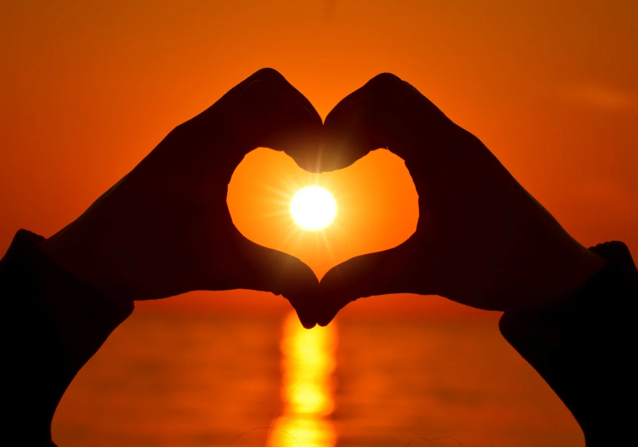 Love_Sunrises_and_sunsets_Fingers_Hands_Heart_Sun_532758_1280x897.webp