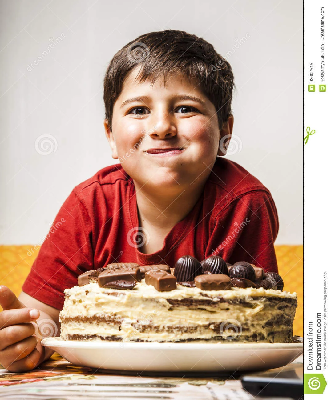 ма-ьчик-есть-торт-93602515.webp