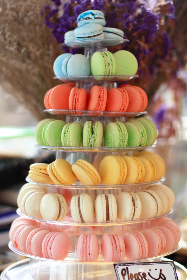 macarons-на-подносе-28824469.webp