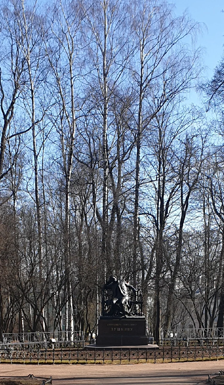 Мафа А.С. Пушкин принимает солнечные ванны в Лицейском садике..jpg