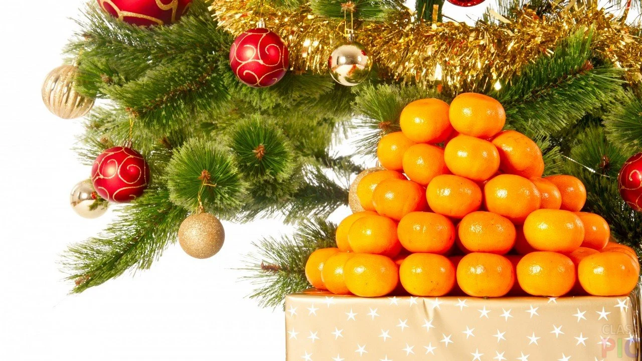 Mandariny-i-novogodnyaya-yolka.webp