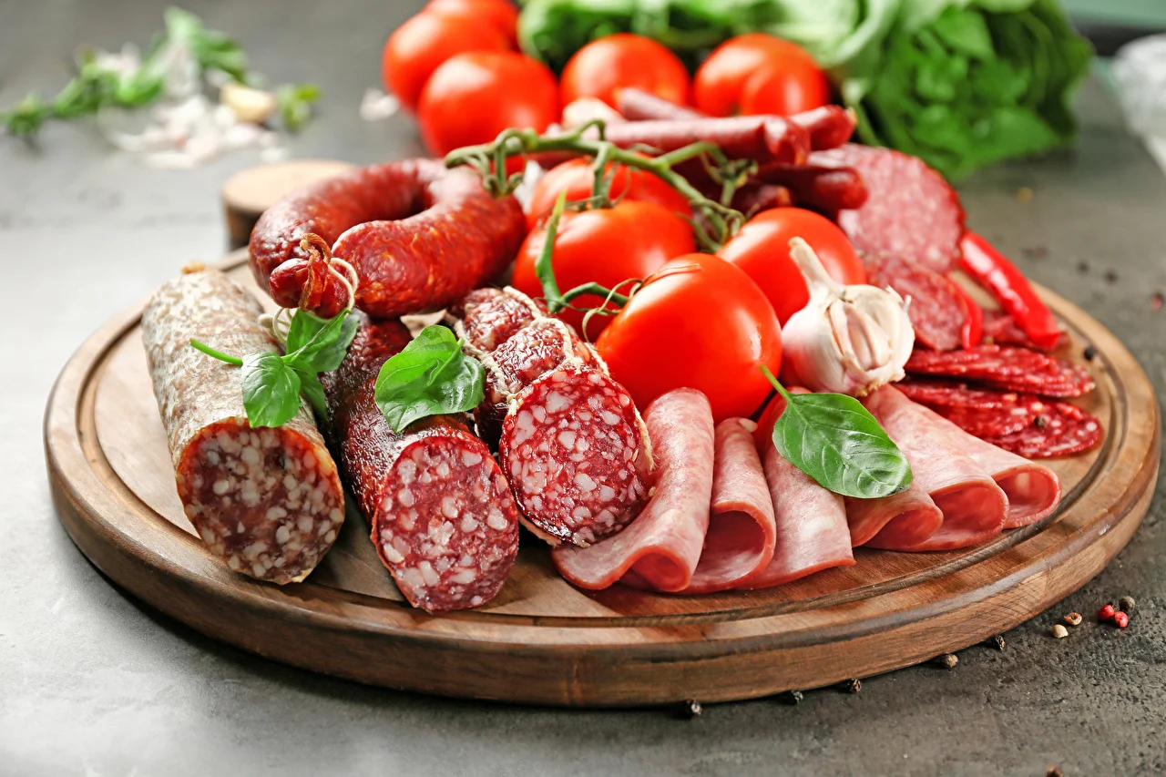 Meat_products_Sausage_Tomatoes_Cutting_board_547528_1280x853.webp