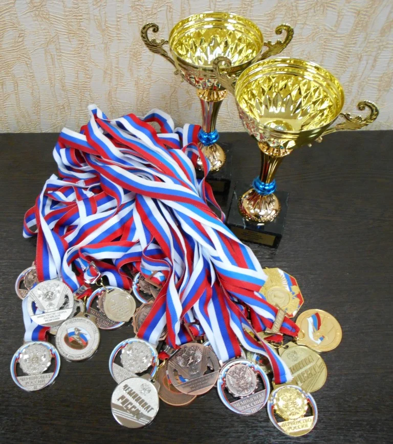 медали и кубки.webp