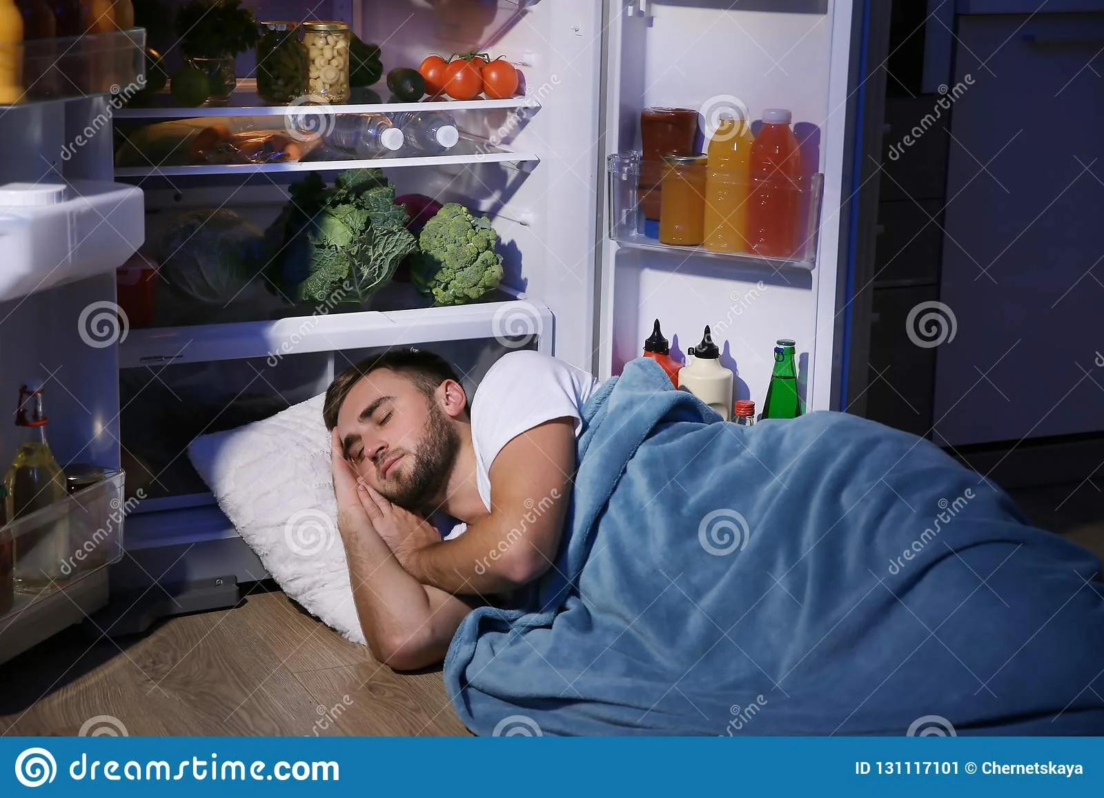 молодой-человек-спать-около-холодильника-131117101.webp