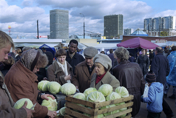 Москва, 1996 г. У метро «Юго-Западная»..jpg