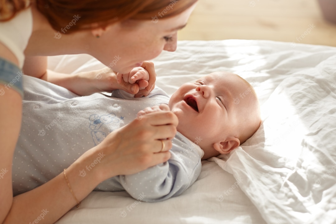 mother-and-her-child-posing-indoor_344912-225.jpg