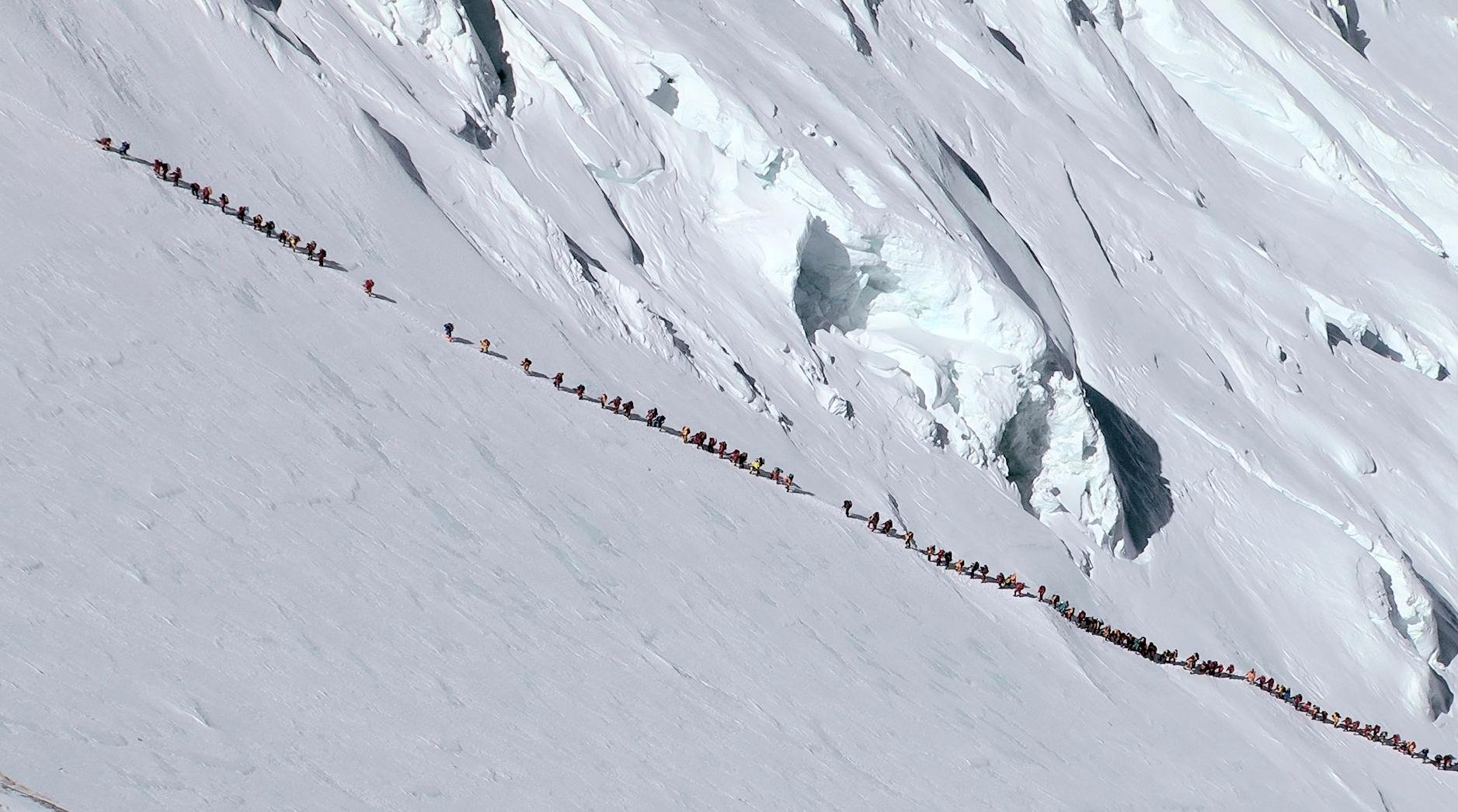 mount-everest-queue-sherpas.jpg