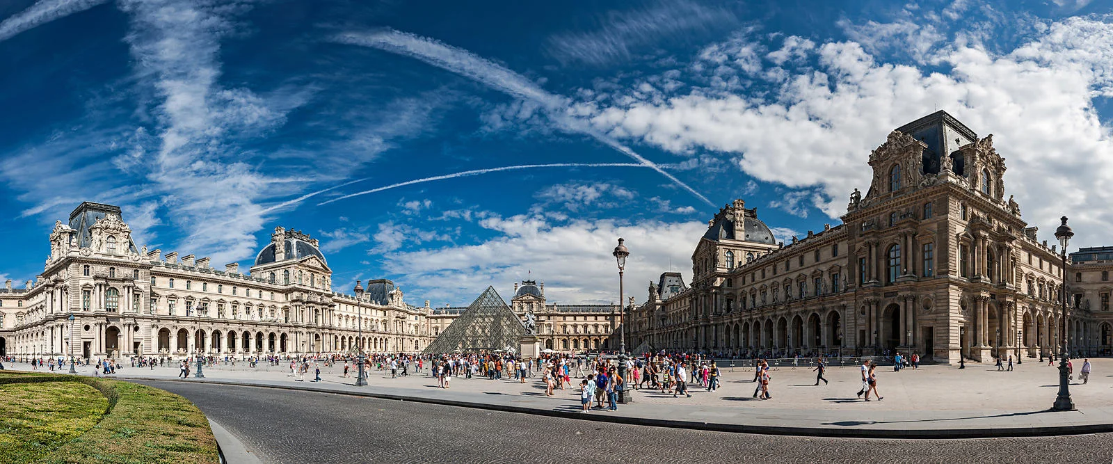 musee-du-louvre-et-pyramide-cirrus_uxga.webp