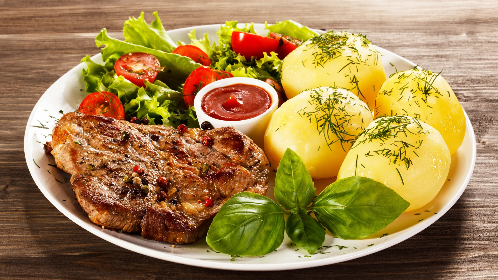 myaso-bifshteks-kartofel-salat.webp