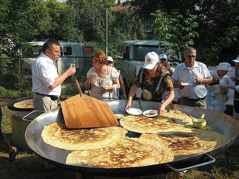 Народ-который-ест-блины-лопатой.jpg