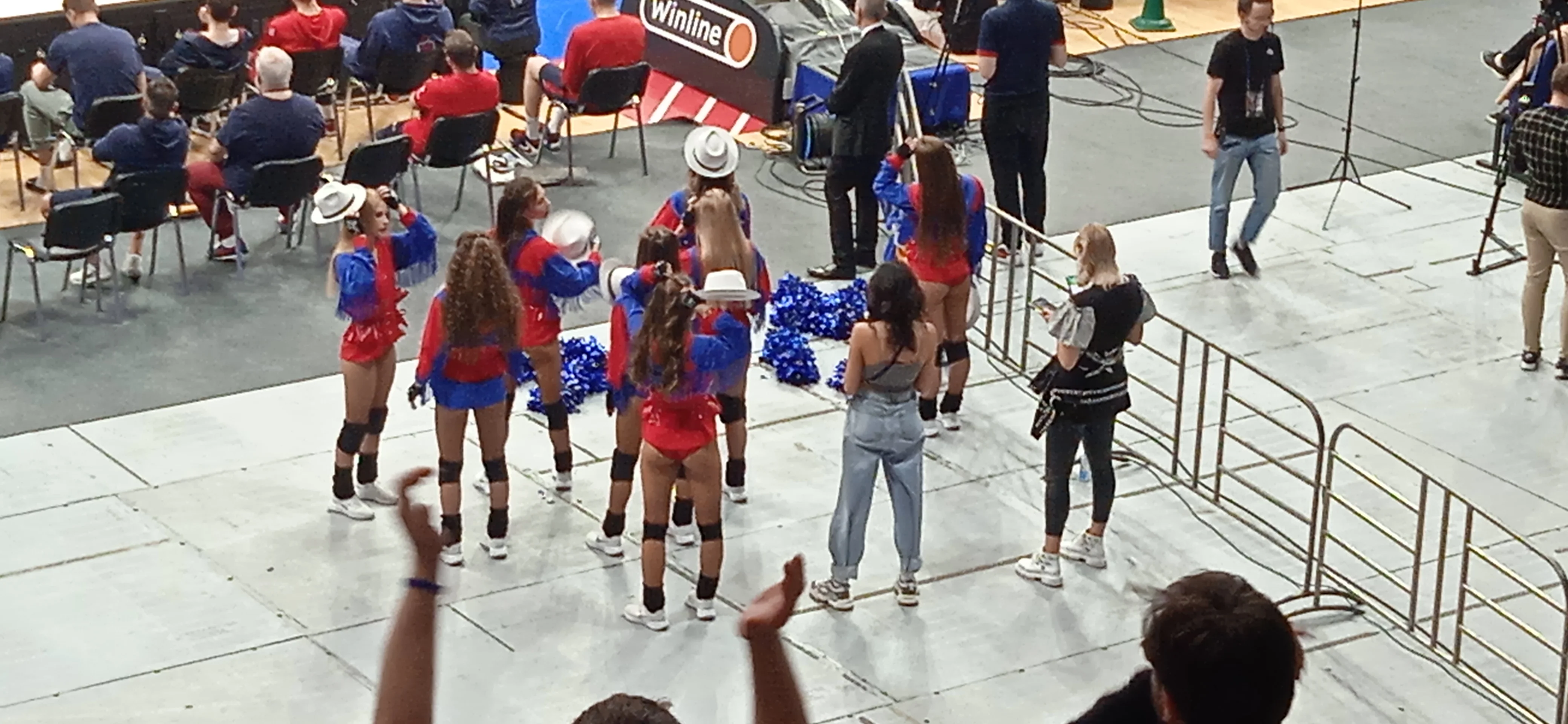 наши девчёнки из поддержки.webp