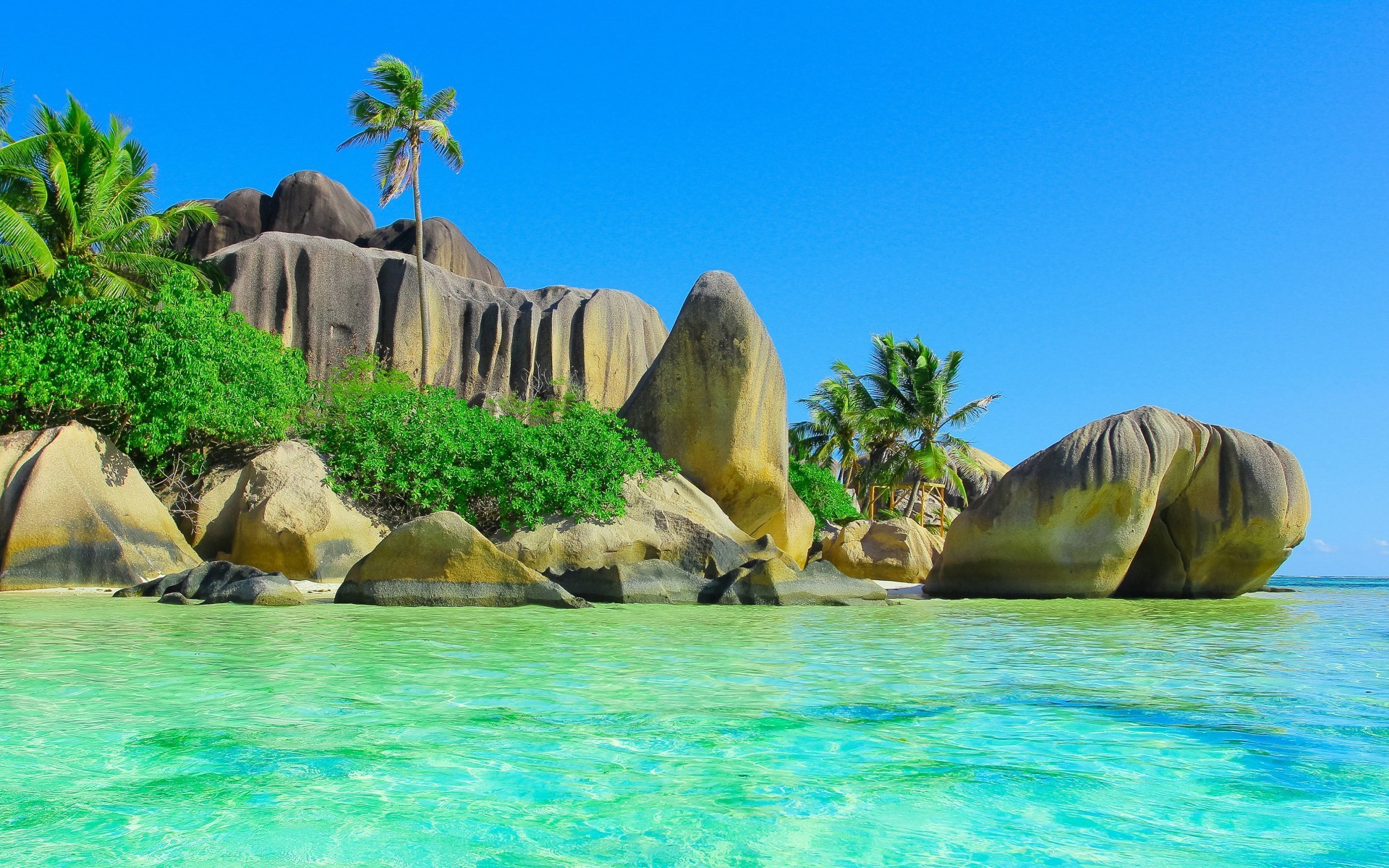 Nature___Islands_Huge_smooth_stones_on_a_tropical_island_101618_.jpg