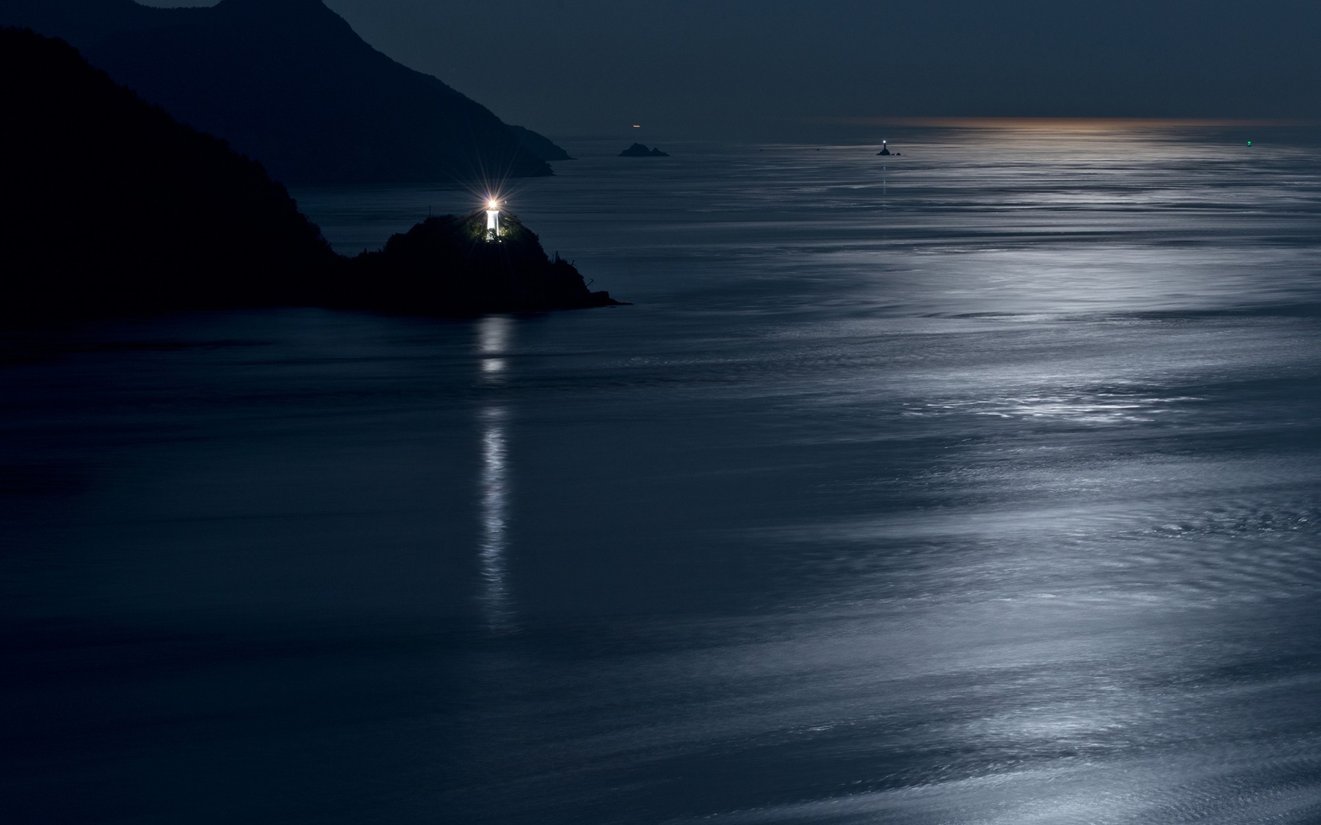 Nature___Sea_A_beacon_in_the_night_041540_.jpg