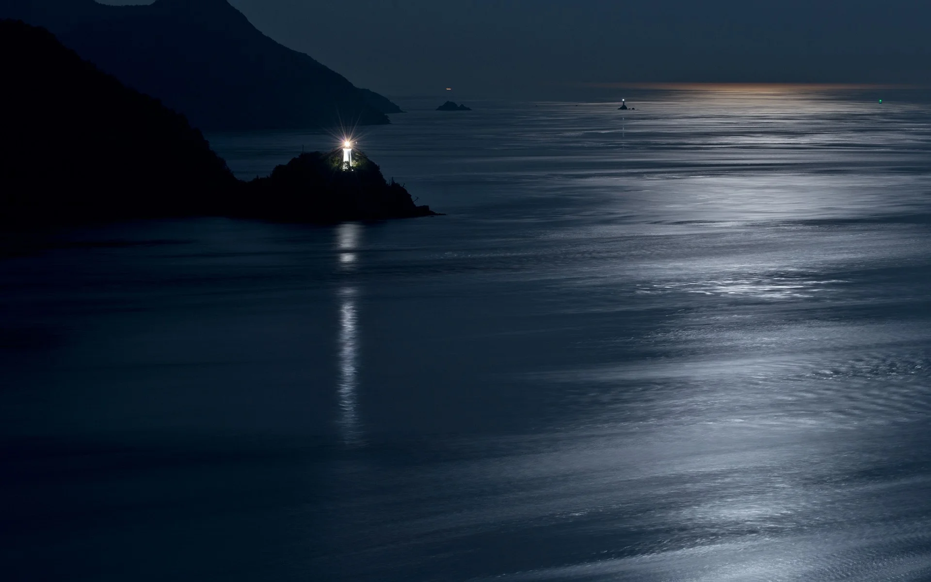 Nature___Sea_A_beacon_in_the_night_041540_.webp