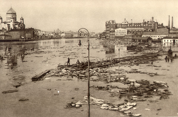 Наводнение в Москве, Берсеневская набережная. 1927 г..jpg