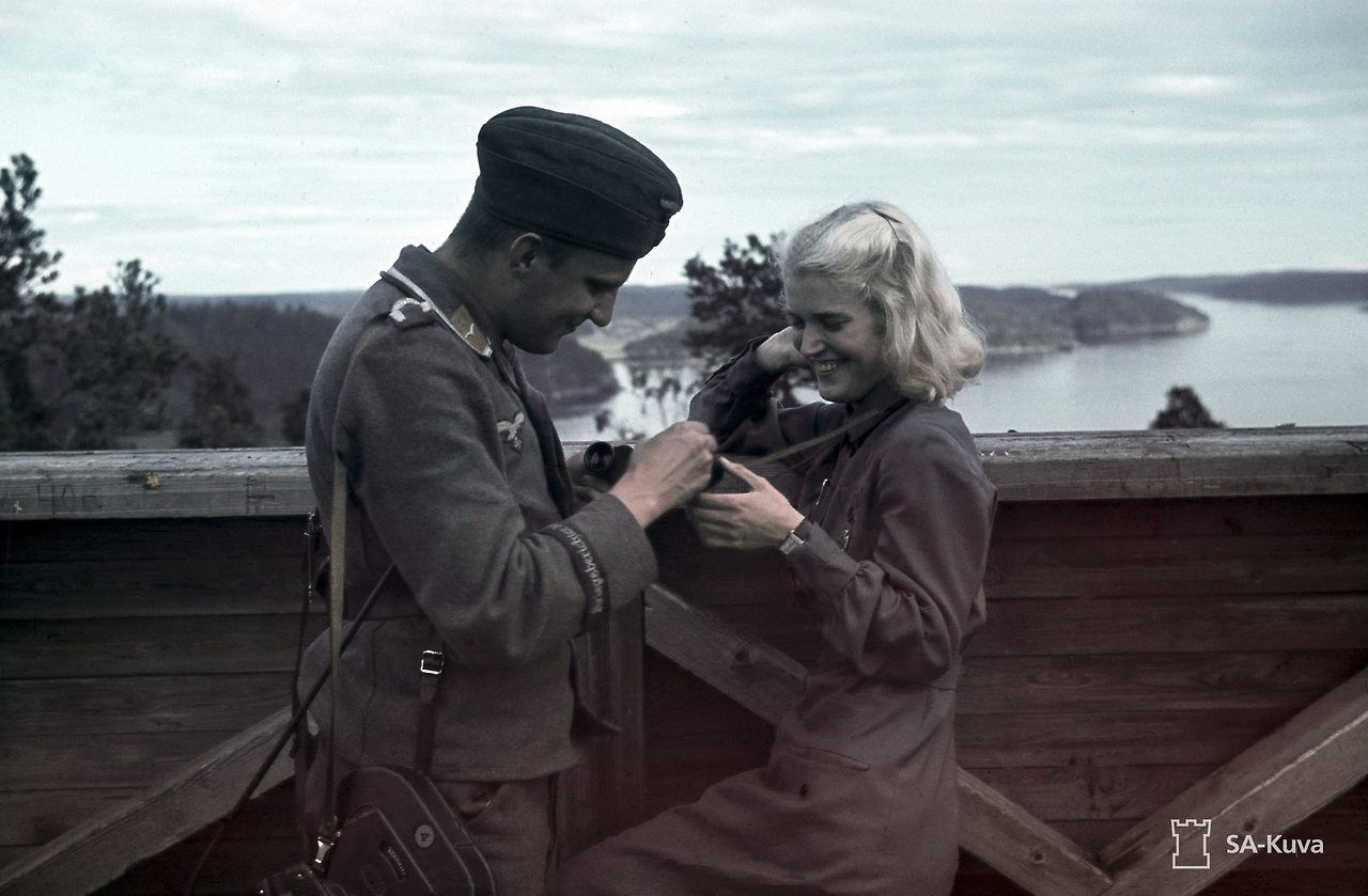 Немецкий солдат с девушкой по имени Эллен Киуру ации, 1941 г..jpg