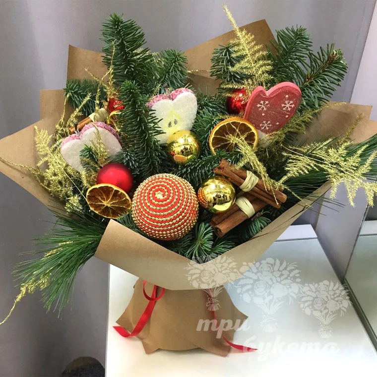 novogodnij-buket-iz-hvoi-v-krafte.webp