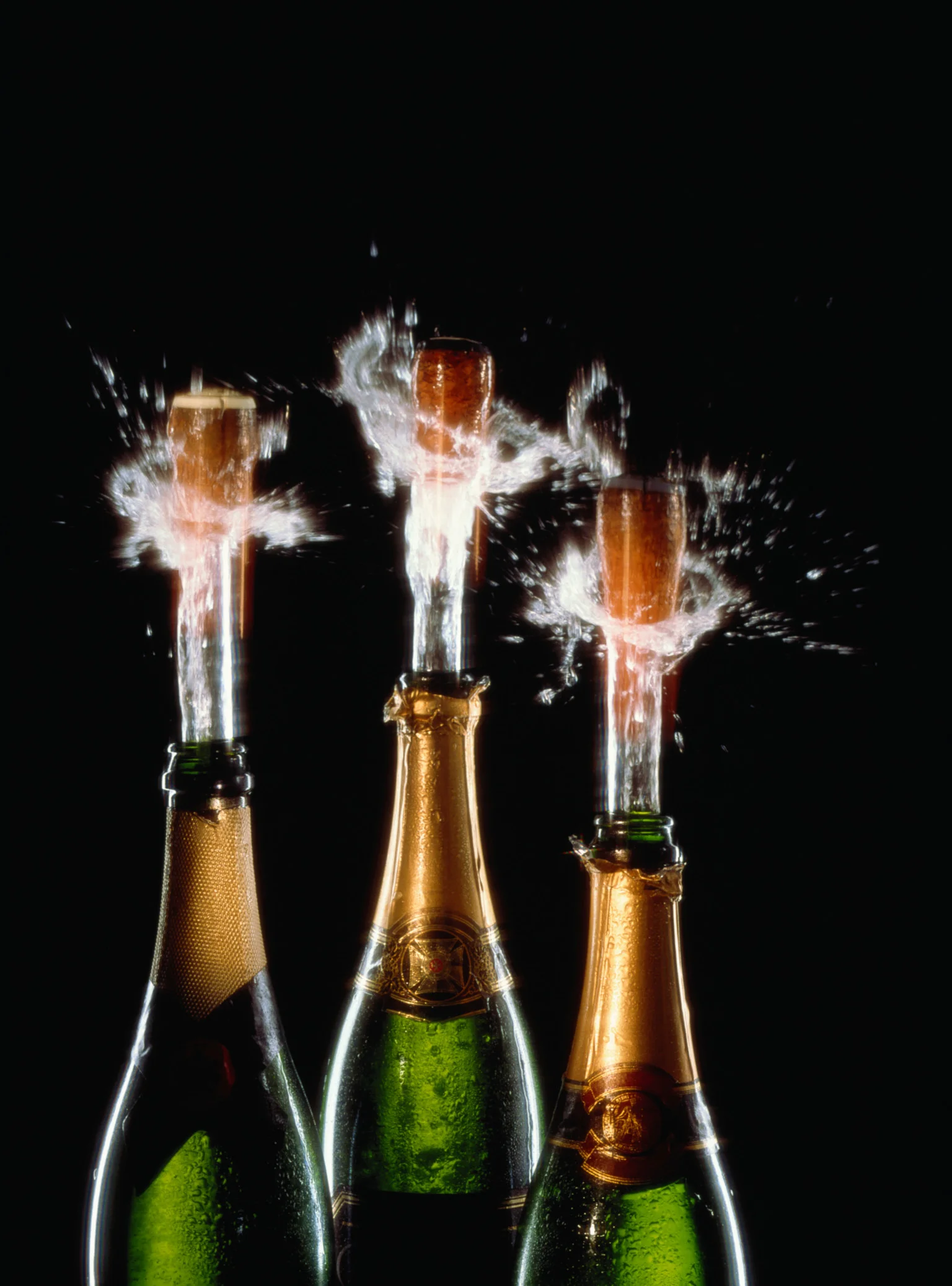 o-BEST-WAY-TO-POUR-CHAMPAGNE-facebook.webp