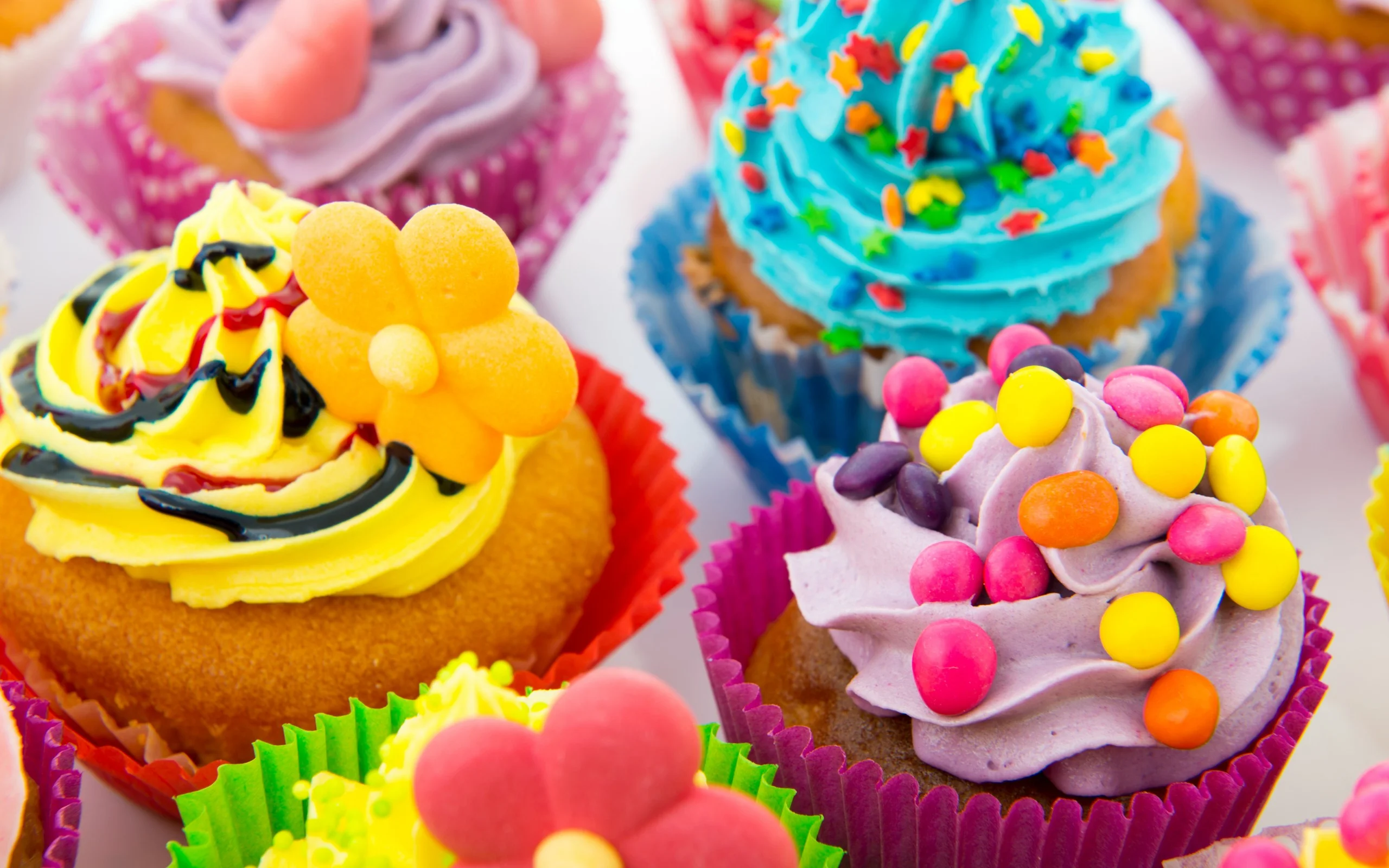 oboi-na-stol.com-281819-raznoe-food-fresh-cupcakes-colorful-yummy.webp