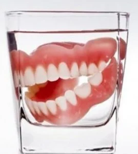 Очищение-зубного-протеза-в-специальном-растворе-269x300.webp