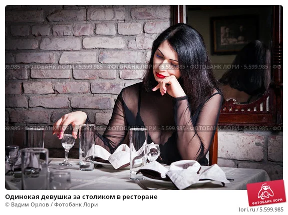 odinokaya-devushka-za-stolikom-v-restorane-0005599985-preview.webp