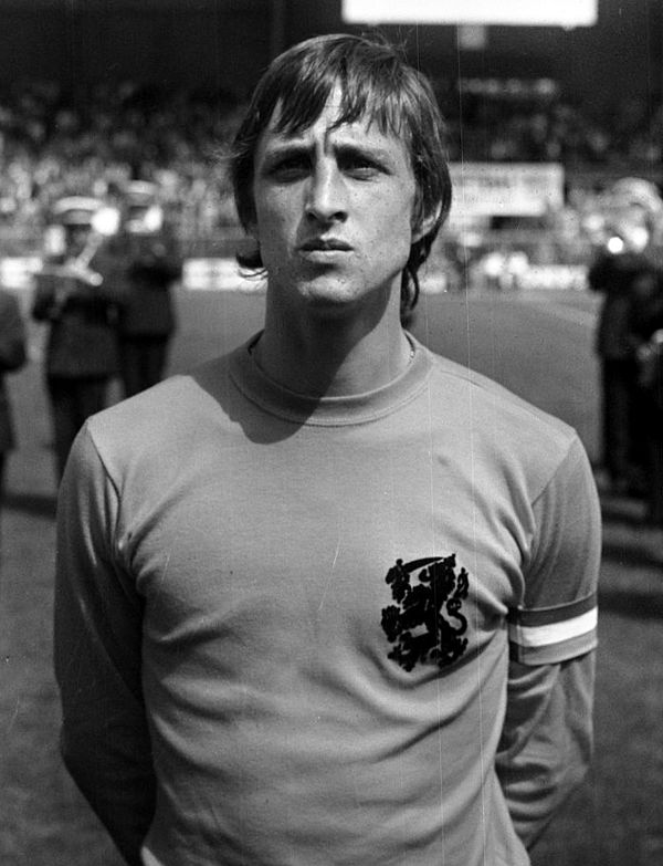 Oefeninterland_Nederland_tegen_Argentinie_4-1;_nr._6,_7_Cruyff,_kop.jpg