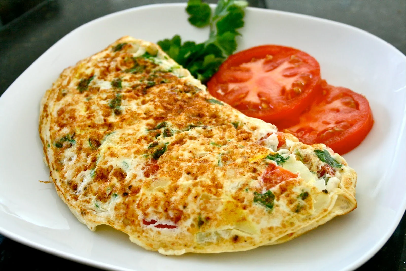 Omlet-s-ogurtsami-i-tomatami.webp