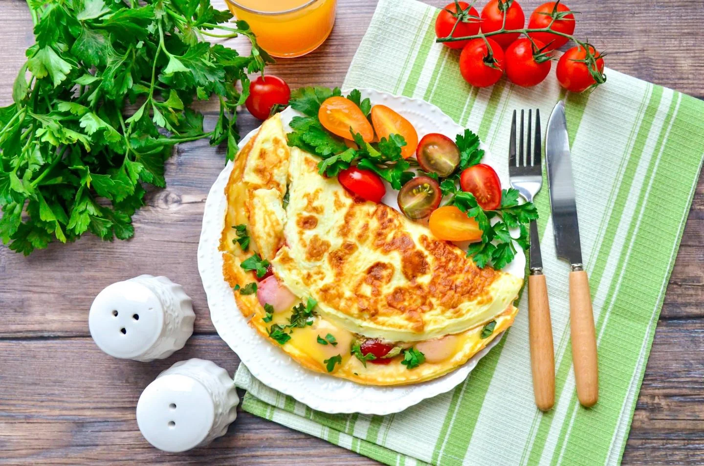 omlet-sytnyi-zavtrak-na-skoruu-ruku_1638597401_18_max.webp