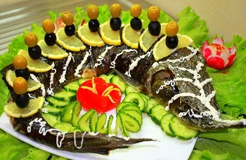 осетр на тарелке целиком.webp